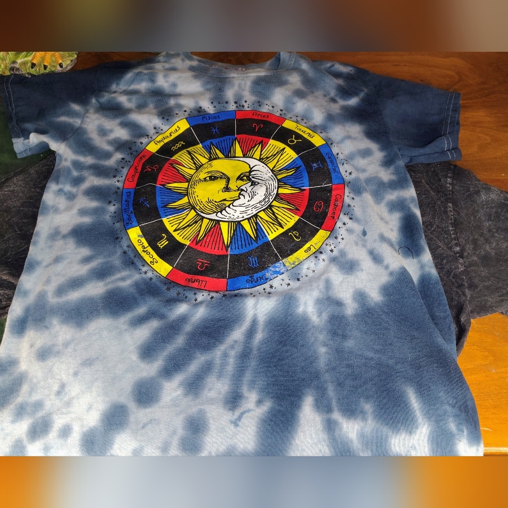 Bundle Of 3 Unique Graphic Tee Medium/Large Astrology, Animal, Art - Picture 2 of 10